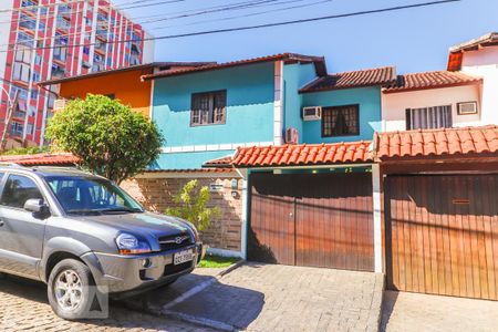 Fachada de casa de condomínio para alugar com 3 quartos, 120m² em Pechincha, Rio de Janeiro