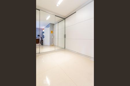 Apartamento à venda com 212m², 3 quartos e 3 vagas Apartamento à venda com 212m², 3 quartos e 3 vagasArmários da Suíte 1