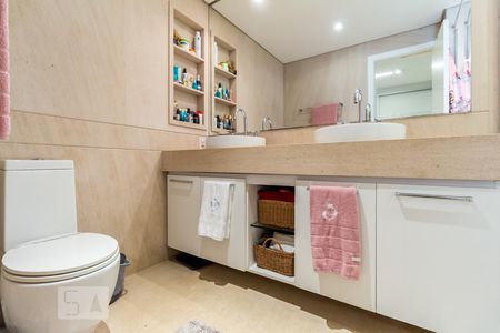 Apartamento à venda com 212m², 3 quartos e 3 vagas Apartamento à venda com 212m², 3 quartos e 3 vagasBanheiro da Suíte 1
