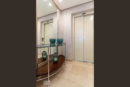 Apartamento à venda com 212m², 3 quartos e 3 vagas Apartamento à venda com 212m², 3 quartos e 3 vagasHall do Apartamento