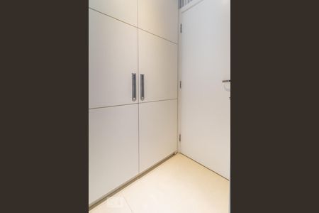Apartamento à venda com 212m², 3 quartos e 3 vagas Apartamento à venda com 212m², 3 quartos e 3 vagasArmários da Suíte 2