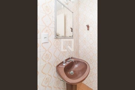 Banheiro de apartamento à venda com 1 quarto, 49m² em São João, Porto Alegre