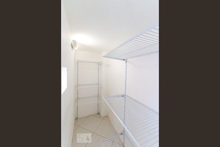 Casa de condomínio à venda com 180m², 4 quartos e 2 vagas Casa de condomínio à venda com 180m², 4 quartos e 2 vagasCloset