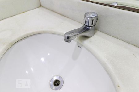 Casa de condomínio à venda com 180m², 4 quartos e 2 vagas Casa de condomínio à venda com 180m², 4 quartos e 2 vagasBanheiro social