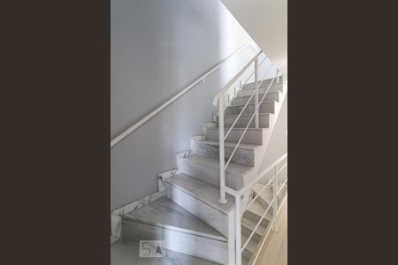 Casa de condomínio à venda com 180m², 4 quartos e 2 vagas Casa de condomínio à venda com 180m², 4 quartos e 2 vagasEscada 2