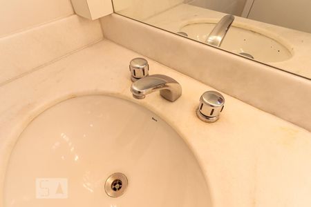 Casa de condomínio à venda com 180m², 4 quartos e 2 vagas Casa de condomínio à venda com 180m², 4 quartos e 2 vagasBanheiro da Suíte 1