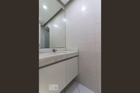 Casa de condomínio à venda com 180m², 4 quartos e 2 vagas Casa de condomínio à venda com 180m², 4 quartos e 2 vagasBanheiro social