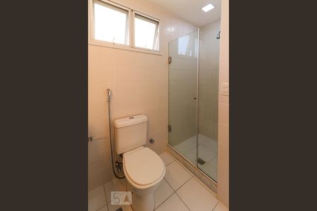 Casa de condomínio à venda com 180m², 4 quartos e 2 vagas Casa de condomínio à venda com 180m², 4 quartos e 2 vagasBanheiro da Suíte 1