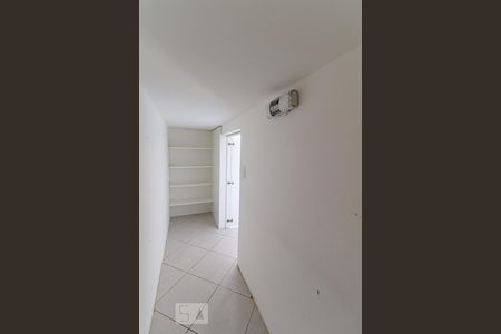 Casa de condomínio à venda com 180m², 4 quartos e 2 vagas Casa de condomínio à venda com 180m², 4 quartos e 2 vagasCloset