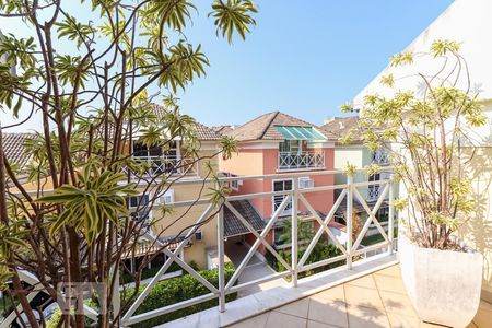 Casa de condomínio à venda com 180m², 4 quartos e 2 vagas Casa de condomínio à venda com 180m², 4 quartos e 2 vagasVaranda da Suíte 2