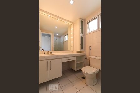 Casa de condomínio à venda com 180m², 4 quartos e 2 vagas Casa de condomínio à venda com 180m², 4 quartos e 2 vagasBanheiro da Suíte 1