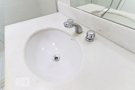 Casa de condomínio à venda com 180m², 4 quartos e 2 vagas Casa de condomínio à venda com 180m², 4 quartos e 2 vagasBanheiro corredor