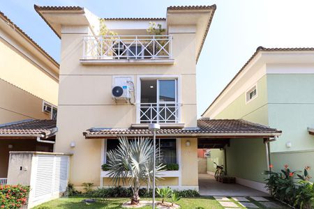 Casa de condomínio à venda com 180m², 4 quartos e 2 vagas Casa de condomínio à venda com 180m², 4 quartos e 2 vagasFachada da casa