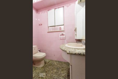 Banheiro de casa à venda com 2 quartos, 120m² em São João, Porto Alegre