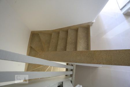 Escada de apartamento para alugar com 2 quartos, 85m² em Bela Vista, São Paulo