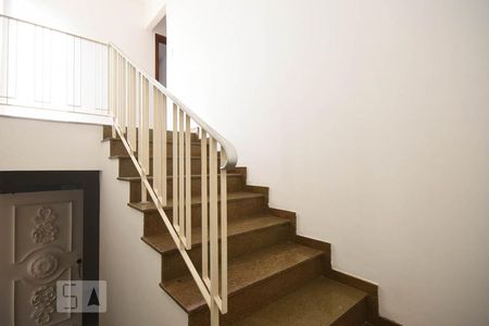 Casa para alugar com 220m², 4 quartos e 4 vagasEscada