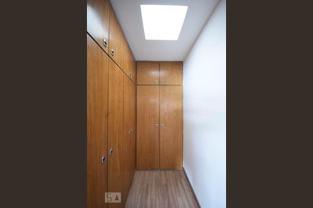 Casa para alugar com 220m², 4 quartos e 4 vagasArmário da Suíte 