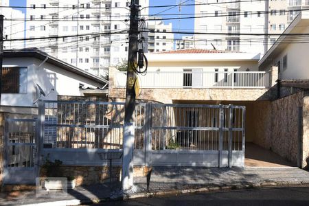 Casa para alugar com 220m², 4 quartos e 4 vagasFachada