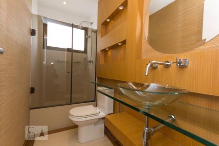 Banheiro de apartamento à venda com 3 quartos, 240m² em Vila Clementino, São Paulo