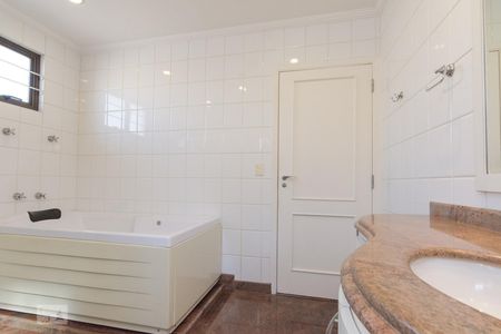 Casa para alugar com 470m², 4 quartos e 5 vagas Casa para alugar com 470m², 4 quartos e 5 vagasBanheiro da Suite 3