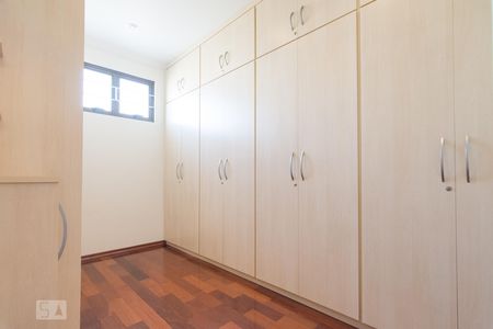 Casa para alugar com 470m², 4 quartos e 5 vagas Casa para alugar com 470m², 4 quartos e 5 vagasCloset da Suite 3