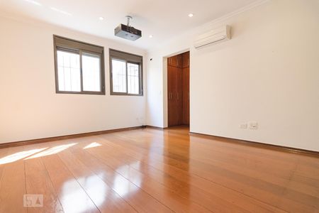 Casa para alugar com 470m², 4 quartos e 5 vagas Casa para alugar com 470m², 4 quartos e 5 vagasQuarto Suite 1