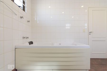 Casa para alugar com 470m², 4 quartos e 5 vagas Casa para alugar com 470m², 4 quartos e 5 vagasBanheiro da Suite 3