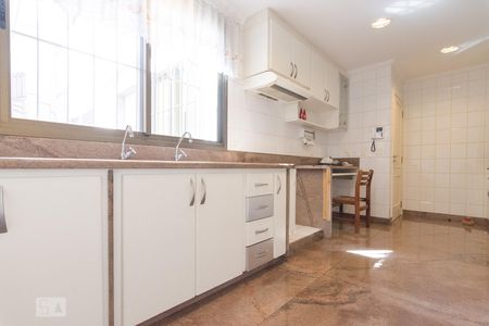 Casa para alugar com 470m², 4 quartos e 5 vagas Casa para alugar com 470m², 4 quartos e 5 vagasCozinha