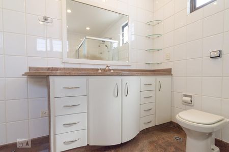 Casa para alugar com 470m², 4 quartos e 5 vagas Casa para alugar com 470m², 4 quartos e 5 vagasBanheiro da Suite 3