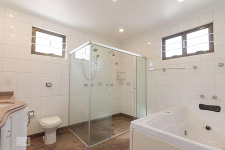 Casa para alugar com 470m², 4 quartos e 5 vagas Casa para alugar com 470m², 4 quartos e 5 vagasBanheiro da Suite 3