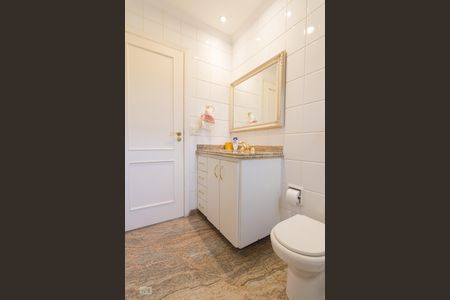Casa para alugar com 470m², 4 quartos e 5 vagas Casa para alugar com 470m², 4 quartos e 5 vagasBanheiro da Suíte 1