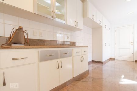 Casa para alugar com 470m², 4 quartos e 5 vagas Casa para alugar com 470m², 4 quartos e 5 vagasCozinha