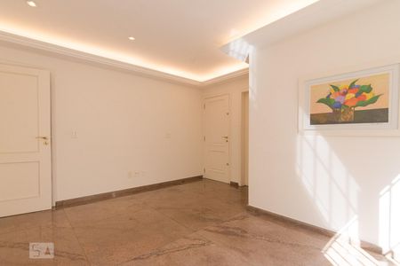 Casa para alugar com 470m², 4 quartos e 5 vagas Casa para alugar com 470m², 4 quartos e 5 vagasSala de Jantar