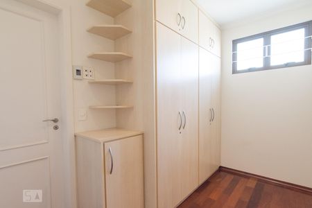Casa para alugar com 470m², 4 quartos e 5 vagas Casa para alugar com 470m², 4 quartos e 5 vagasCloset da Suite 3