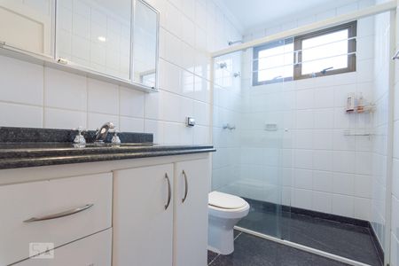 Casa para alugar com 470m², 4 quartos e 5 vagas Casa para alugar com 470m², 4 quartos e 5 vagasBanheiro da Suite 5