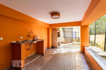 Casa à venda com 286m², 3 quartos e 2 vagasFundos - Churrasqueira