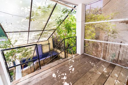 Casa à venda com 286m², 3 quartos e 2 vagasFundos