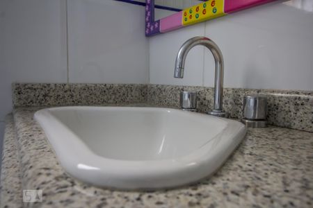 Banheiro social detalhe de apartamento para alugar com 3 quartos, 120m² em Sumarezinho, São Paulo