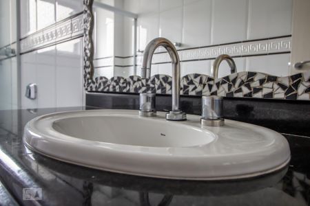 Banheiro suíte detalhe de apartamento para alugar com 3 quartos, 120m² em Sumarezinho, São Paulo