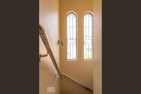 Casa à venda com 250m², 4 quartos e 3 vagas Casa à venda com 250m², 4 quartos e 3 vagasEscada