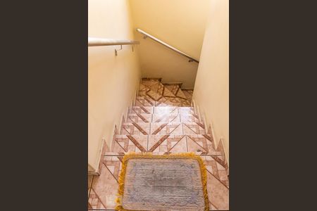 Casa à venda com 250m², 4 quartos e 3 vagas Casa à venda com 250m², 4 quartos e 3 vagasEscada