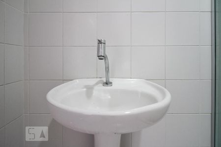 Banheiro de apartamento para alugar com 2 quartos, 54m² em Quitaúna, Osasco