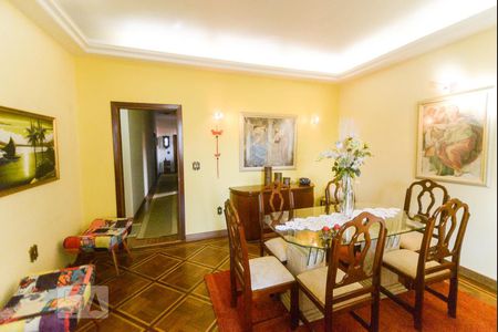 Casa à venda com 300m², 3 quartos e 5 vagas Casa à venda com 300m², 3 quartos e 5 vagasSala