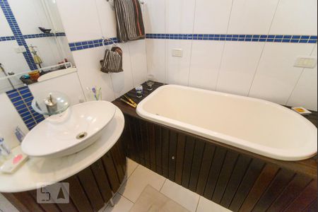 Casa à venda com 300m², 3 quartos e 5 vagas Casa à venda com 300m², 3 quartos e 5 vagasSuíte