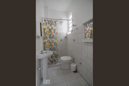 Banheiro de kitnet/studio para alugar com 1 quarto, 30m² em Azenha, Porto Alegre