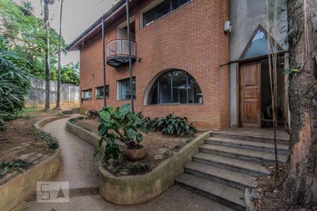 Casa para alugar com 900m², 5 quartos e 3 vagasQuintal _ Entrada