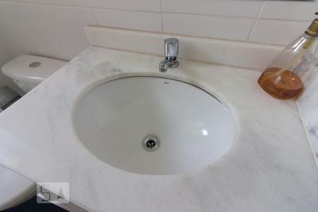 Banheiro - Pia de apartamento para alugar com 2 quartos, 54m² em Tingui, Curitiba