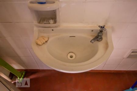 Casa para alugar com 330m², 6 quartos e 2 vagasBanheiro serviço detalhe