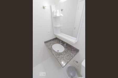 Banheiro de apartamento para alugar com 1 quarto, 40m² em Hauer, Curitiba