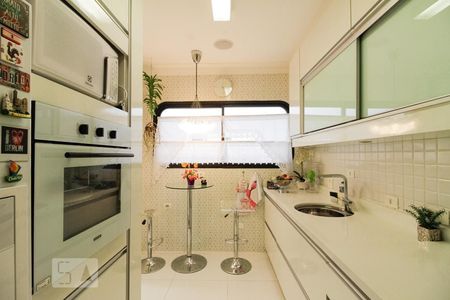 Apartamento à venda com 126m², 4 quartos e 2 vagas Apartamento à venda com 126m², 4 quartos e 2 vagasCozinha